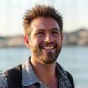 Porträt eines glücklichen internationalen Touristen, David L.